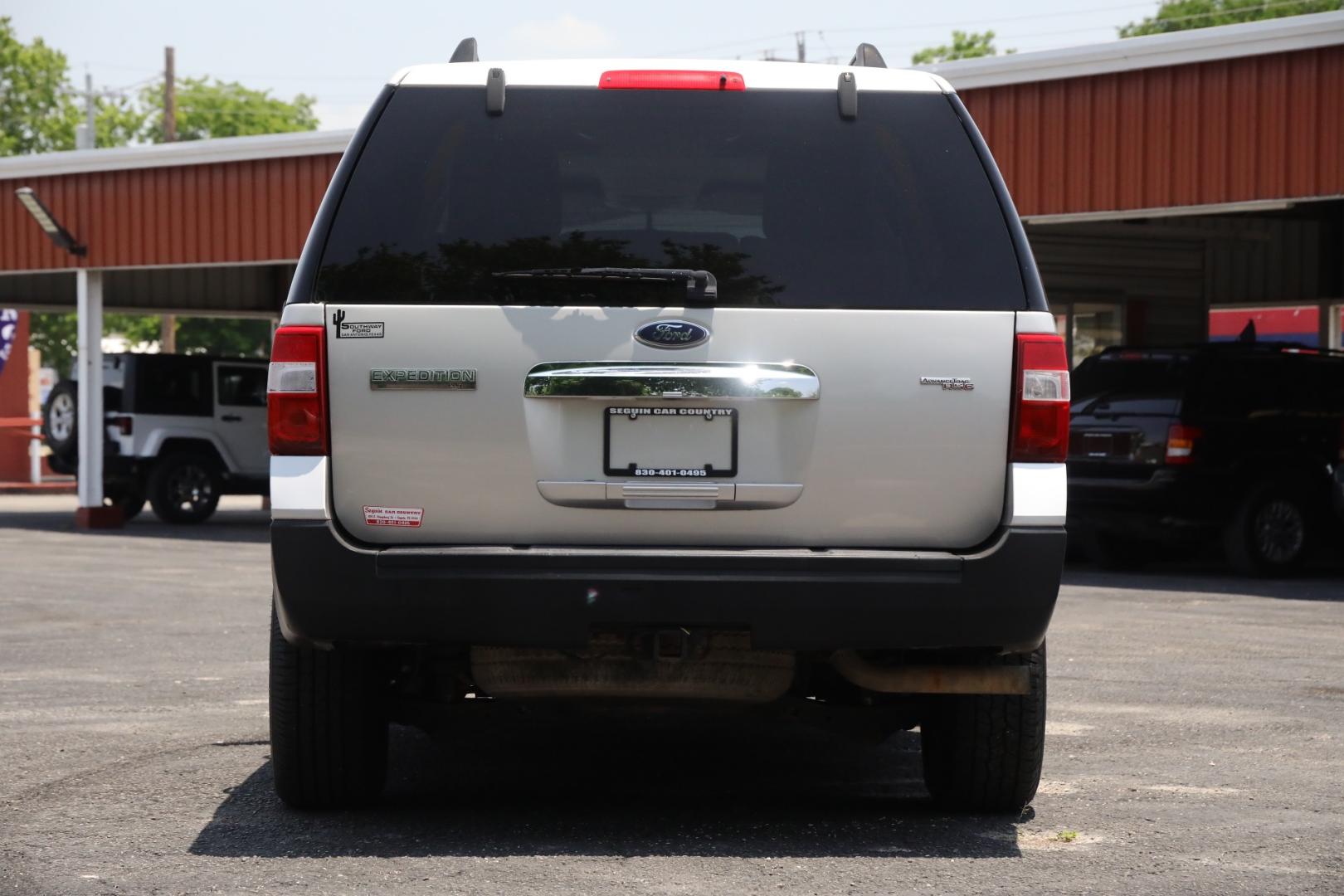 2007 SILVER FORD EXPEDITION XLT 2WD (1FMFU15547L) with an 5.4L V8 SOHC 16V engine, 6-SPEED AUTOMATIC transmission, located at 420 E. Kingsbury St., Seguin, TX, 78155, (830) 401-0495, 29.581060, -97.961647 - Photo#5